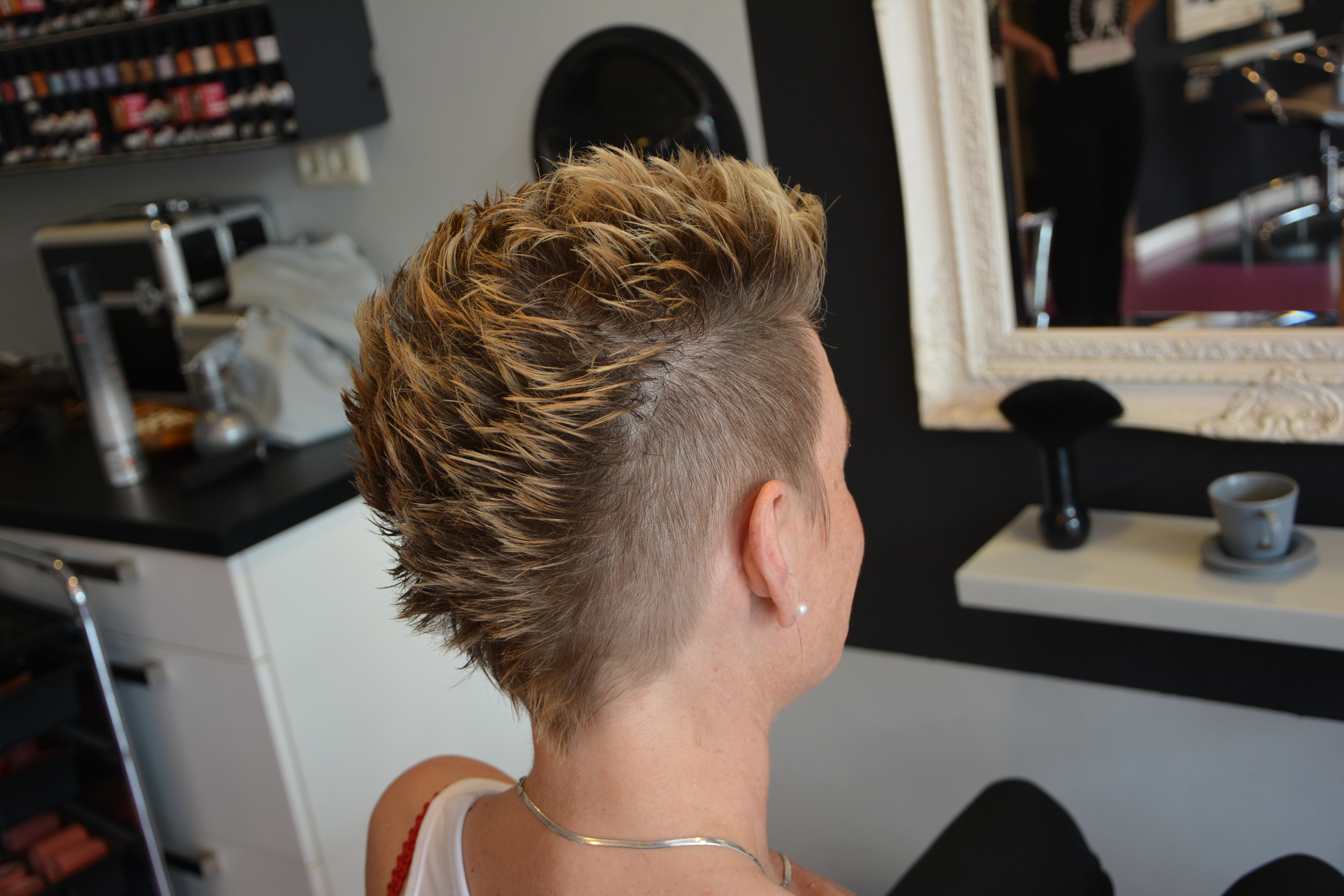 Fonkelnieuw Hippe kuif met blonde puntjes – Diana hairdesign RA-89